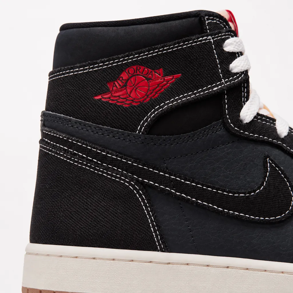 Thumbnail view 2 of the Air Jordan Flight Club showing the heel detail